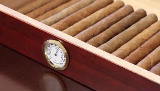 At what humidity does mold grow on cigars?